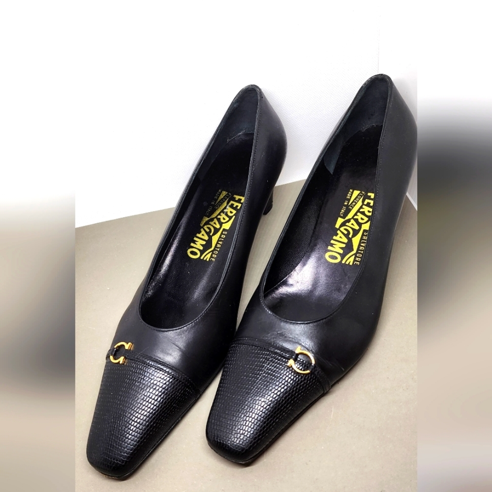 Salvatore Ferragamo *vintage* Size 8.5 Black Pumps